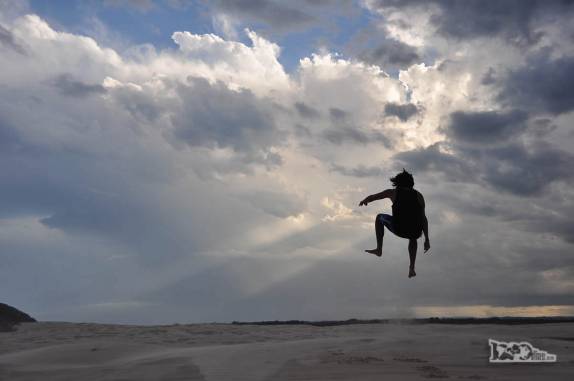 O João Pedro, sobrinho do Rodrigo, salta nas dunas próximas ao Farol de Santa Marta, litoral sul de Santa Catarina